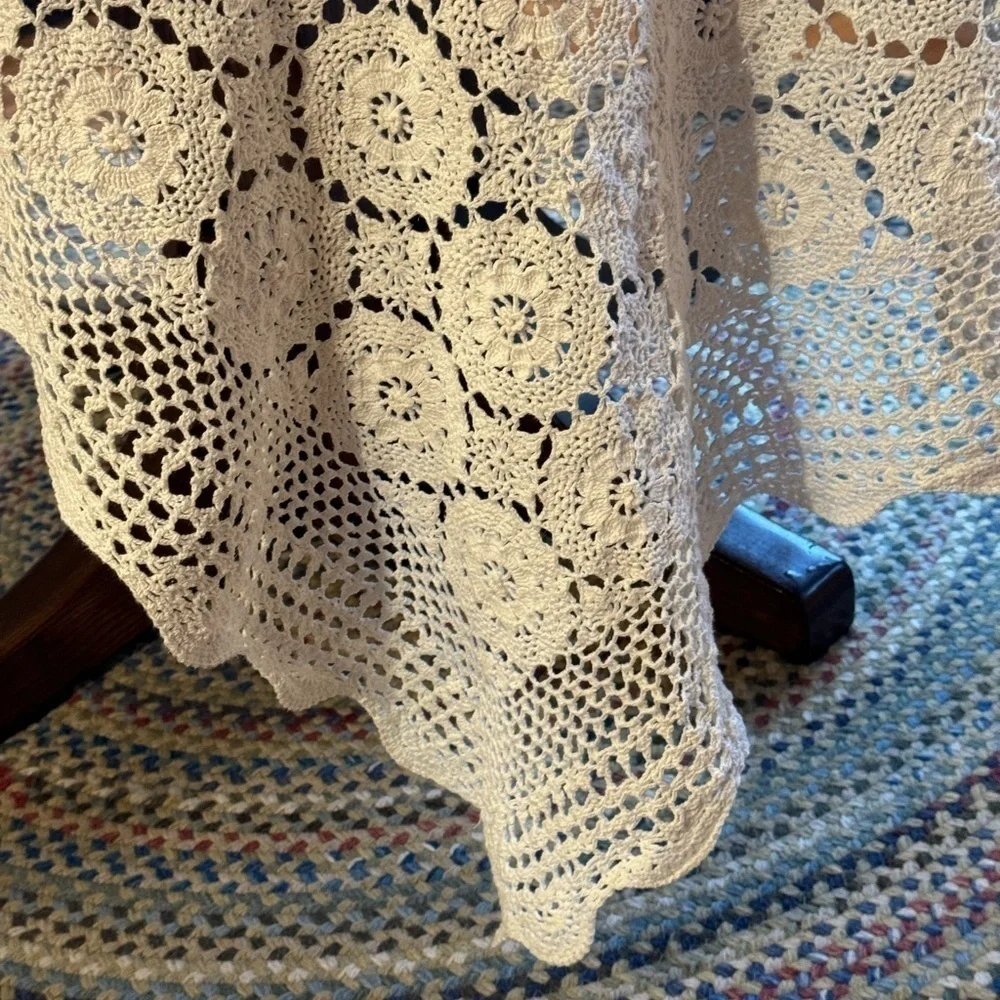 RECTANGLE~ANTIQUE WHITE~HAND CROCHETED TABLECLOTH~GOOD~VINTAGE CONDITION~MBRNS